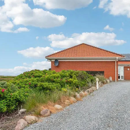 بيت للعطل 4 Bedroom Stunning In *