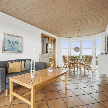 بيت للعطل 4 Bedroom Stunning In